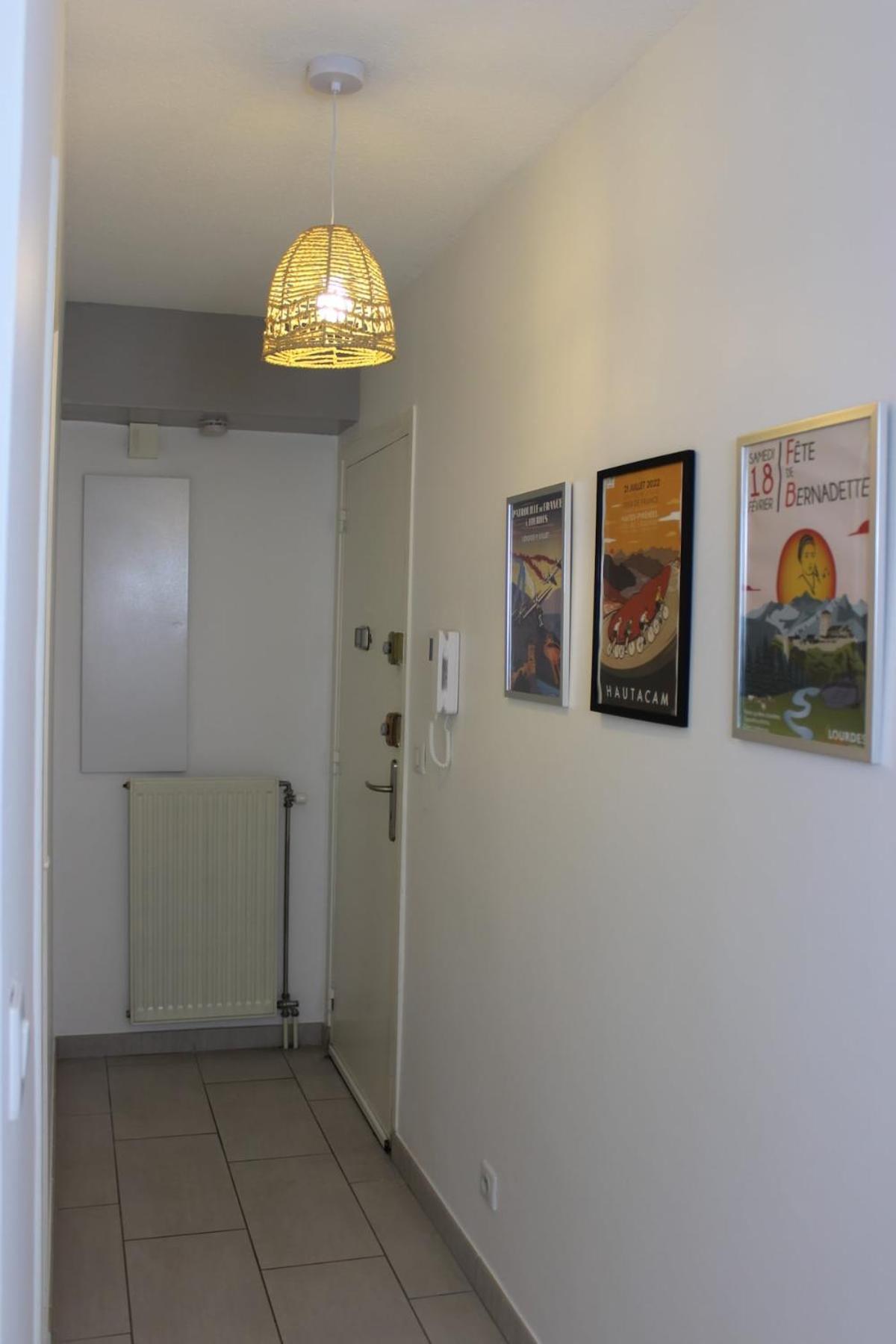 L'esprit De Lourdes, Proche Sanctuaire Et Gare, Vue Sur Le Chateau * Lourdes